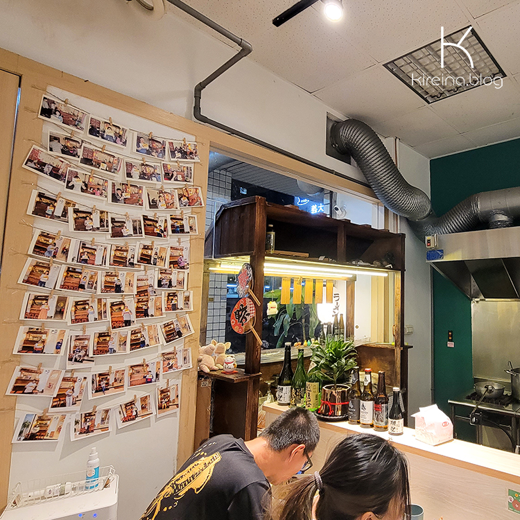 豚戈屋台 拉麵&拌麵專門店。店內入門處牆面。